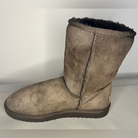 UGG Women UGG Boots Classic Short Brown Women’s Size 8 Pull On Sheepskin Winter Snow